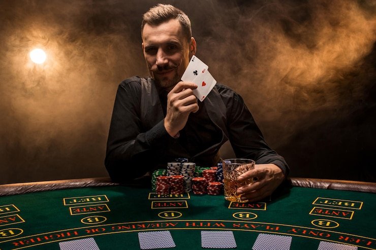 Perbandingan antarmuka aplikasi Android wulantogel dan versi browser di perangkat yang berbeda